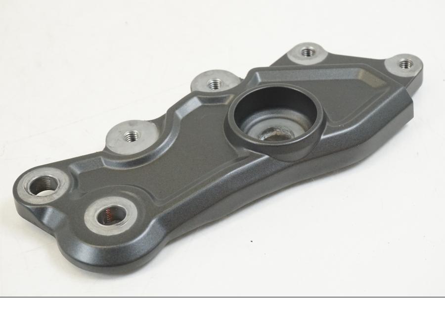 Baksidan på Fotpinnefäste inre från en Yamaha YZF R7 -2022 motorcykel.