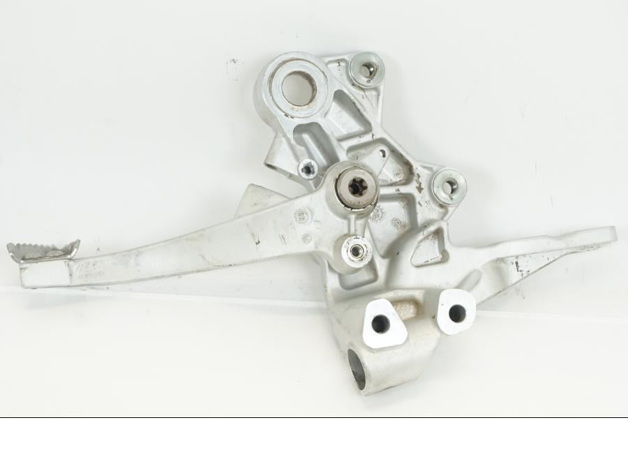 Baksidan på Fotpinnefäste från en KTM 690 Duke -2008 motorcykel.