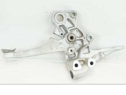 Baksidan på Fotpinnefäste från en KTM 690 Duke -2008 motorcykel.