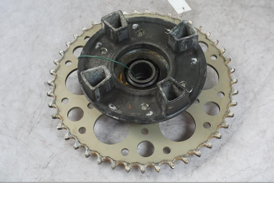 Snett nerifrån på Drevfäste från en Kawasaki ZX-6R -2006 motorcykel.