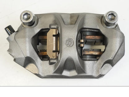 Snett nerifrån på Bromsok från en Triumph Speed Triple -2021 motorcykel.