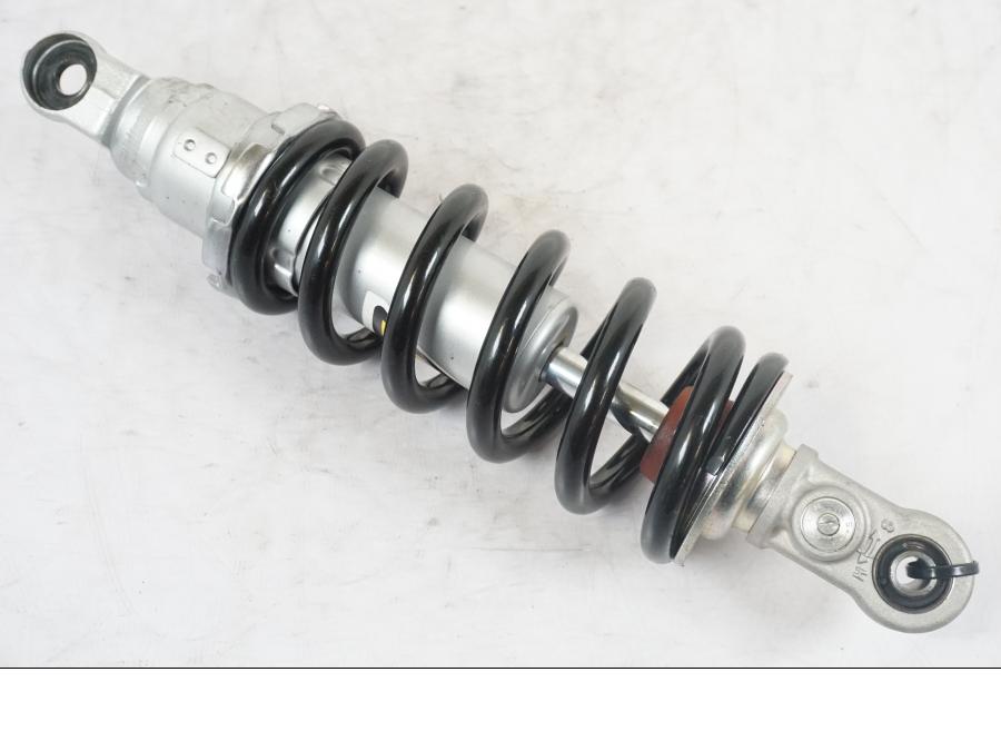 Snett uppifrån på Stötdämpare från en Yamaha MT-09 -2020 motorcykel.