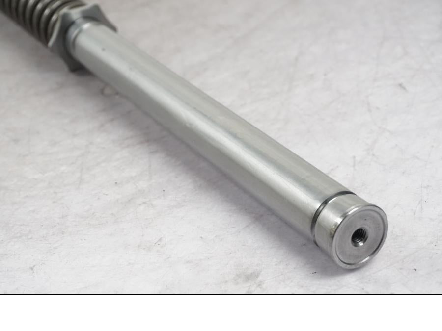 Baksidan på Gaffelbensdelar från en Ducati Multistrada V4 -2024 motorcykel.