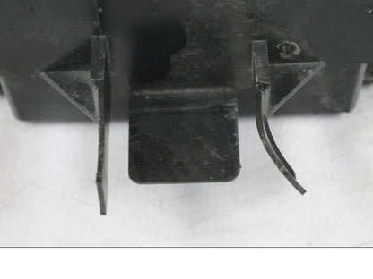 Snett nerifrån på Batterihållare från en KTM 690 SM R -2009 motorcykel.