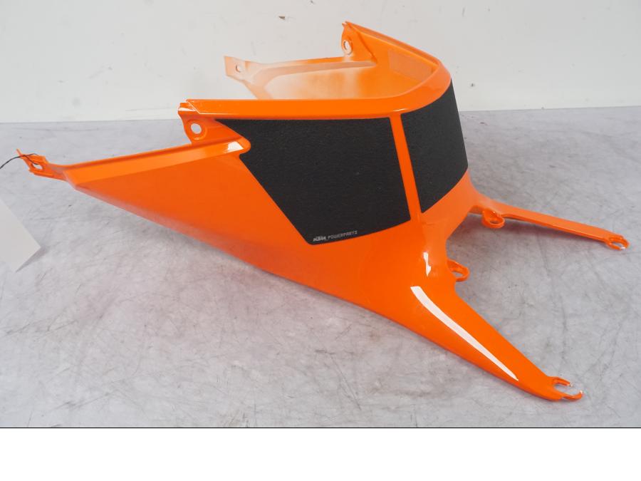 Framsidan på Bensintankskåpa från en KTM 1290 Super Duke R -2022 motorcykel.