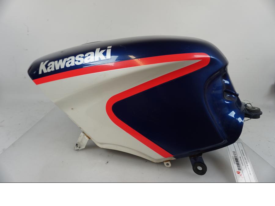 Snett nerifrån på Bensintank från en Kawasaki GPZ 500 S -1992 motorcykel.