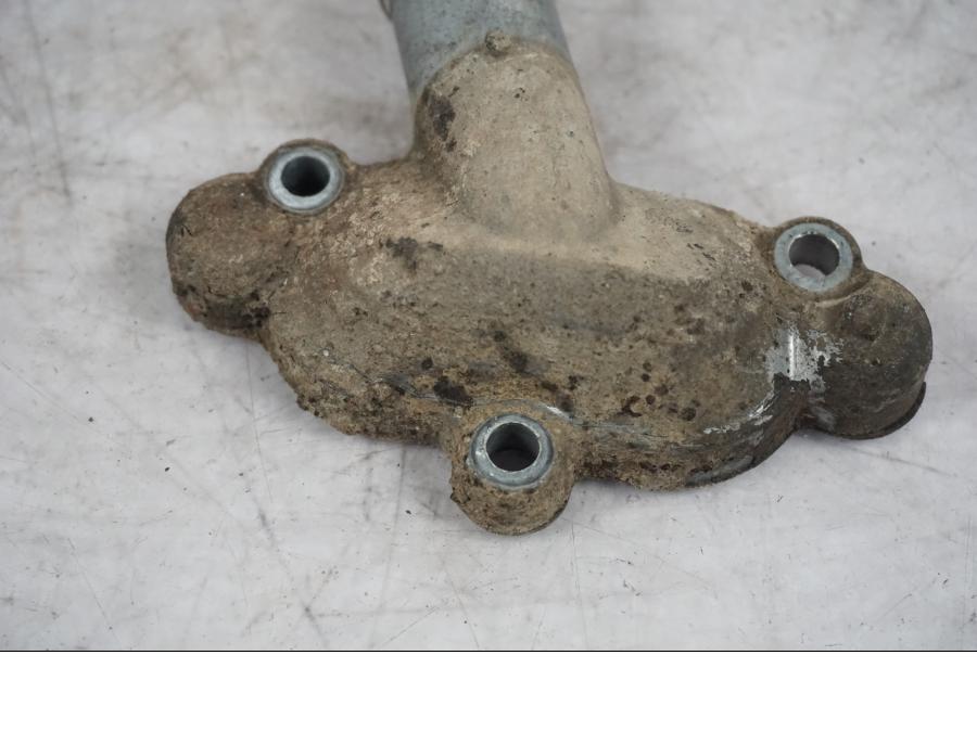 Baksidan på Vattenrör från en Triumph Tiger Explorer -2016 motorcykel.