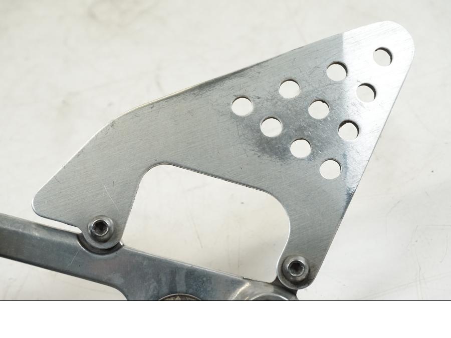 Baksidan på Fotpinnefäste från en Yamaha YZF R6 -1999 motorcykel.