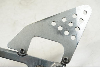 Baksidan på Fotpinnefäste från en Yamaha YZF R6 -1999 motorcykel.