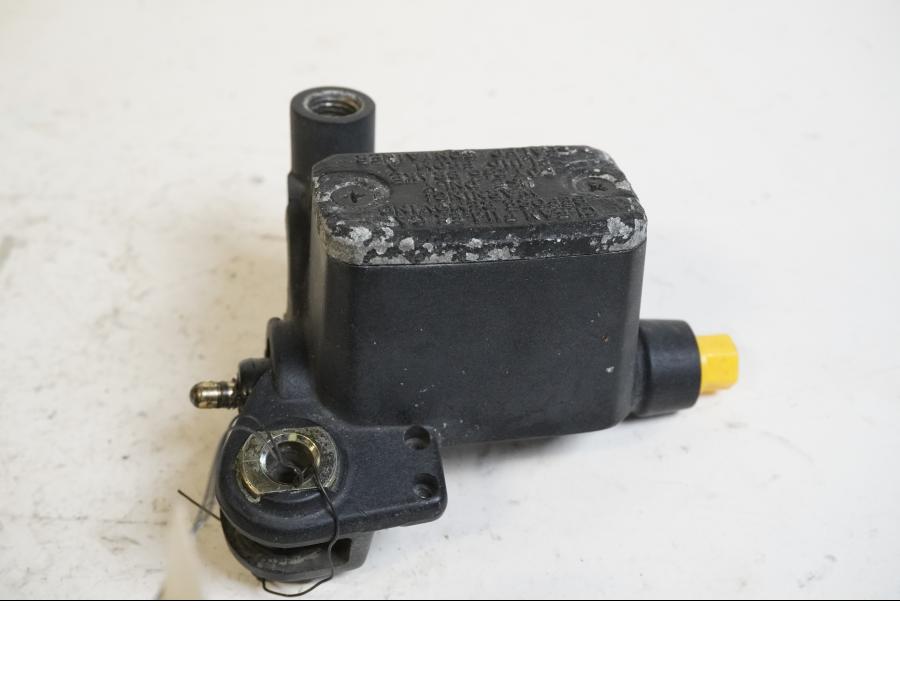 Baksidan på Bromshuvudcylinder från en KTM 625 SMC -2005 motorcykel.