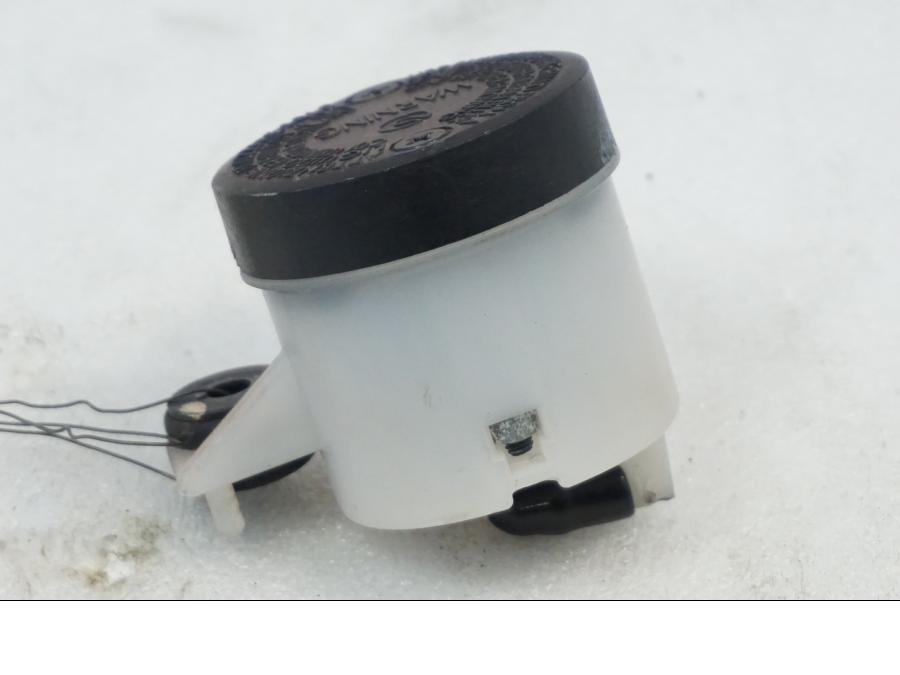 Baksidan på Bromsvätskebehållare från en Aprilia RSV 1000 -2010 motorcykel.