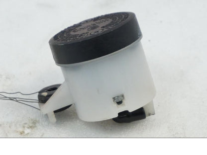 Baksidan på Bromsvätskebehållare från en Aprilia RSV 1000 -2010 motorcykel.