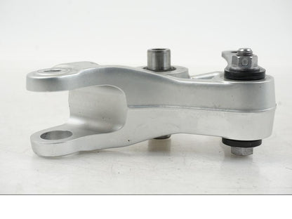 Vänster sida på Stötdämparlänkage från en Triumph Speed Triple -2021 motorcykel.