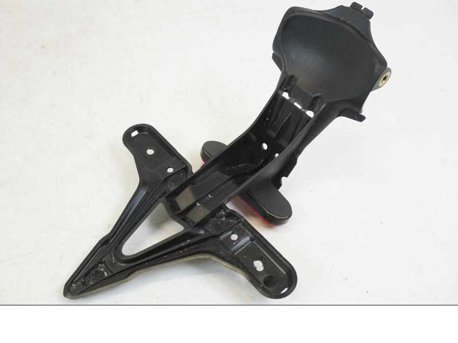 Snett uppifrån på Skylthållare från en Triumph Speed Triple -2021 motorcykel.