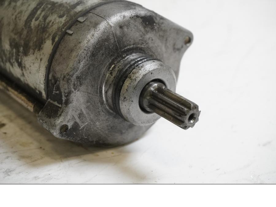 Baksidan på Startmotor från en Honda XL 1000 V -1999 motorcykel.