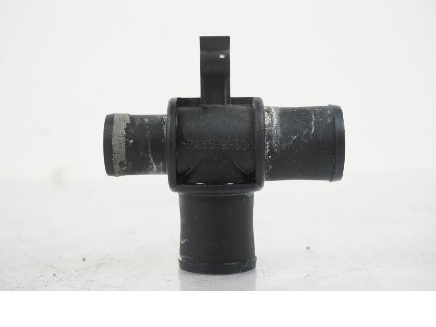 Framsidan på Vattenrör från en Suzuki VZR 1800 -2009 motorcykel.