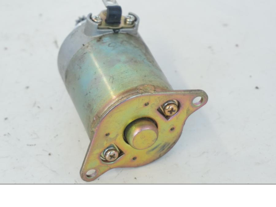 Snett uppifrån på Startmotor från en Kymco Agility 125 -2019 scooter.