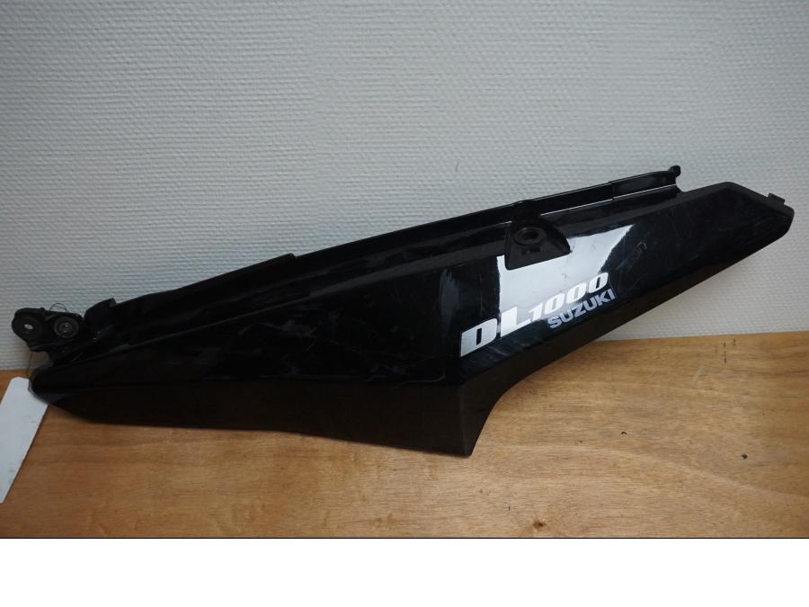 Framsidan på Sidopanel från en Suzuki DL 1000 -2006 motorcykel.