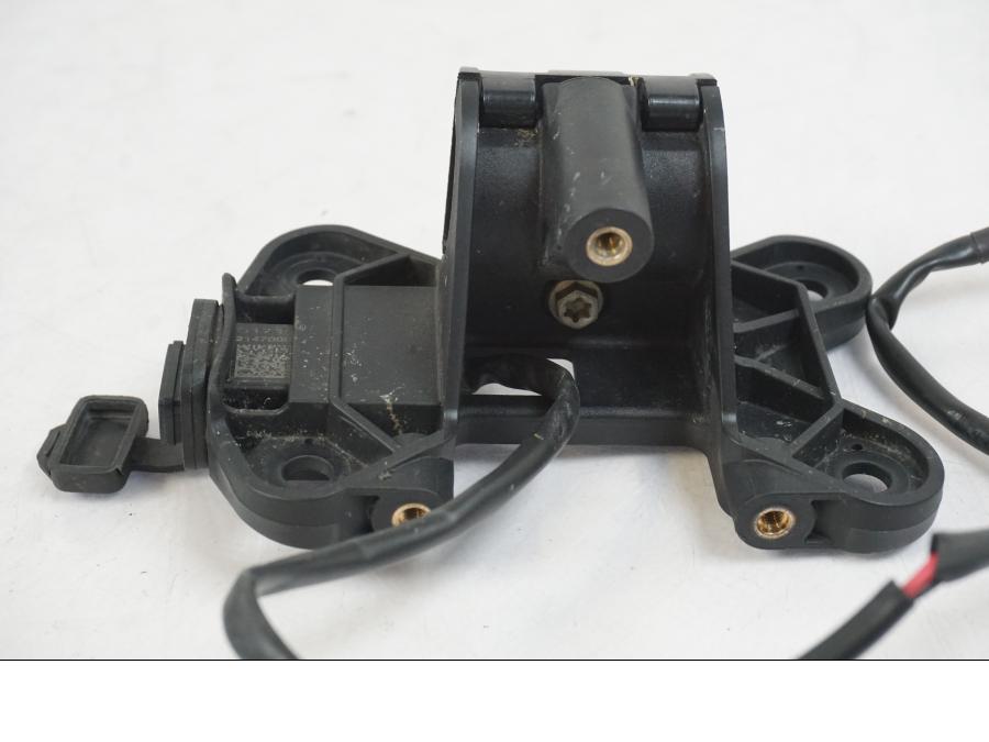 Snett nerifrån på Instrumentpanelsfäste från en KTM 1290 Super Duke R -2022 motorcykel.