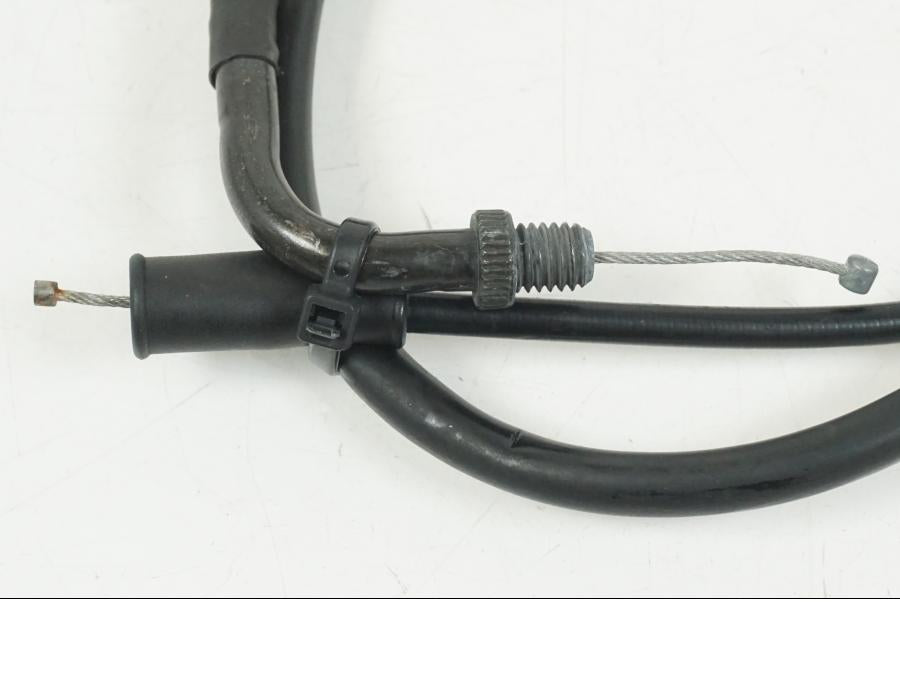 Höger sida på Chokevajer från en Aprilia RS 125 -2008 motorcykel.