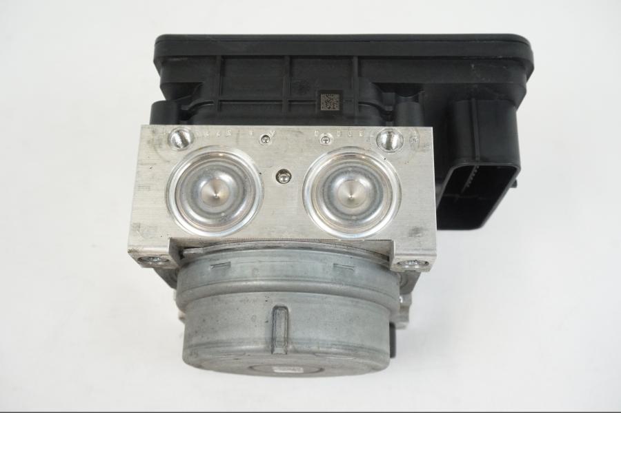 Vänster sida på ABS Modulator från en BMW S 1000 R -2019 motorcykel.