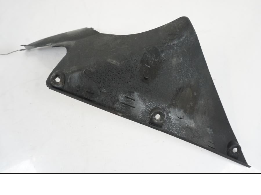 Snett uppifrån på Sidkåpa innerplast från en Yamaha YZF 1000 R1 -2007 motorcykel.