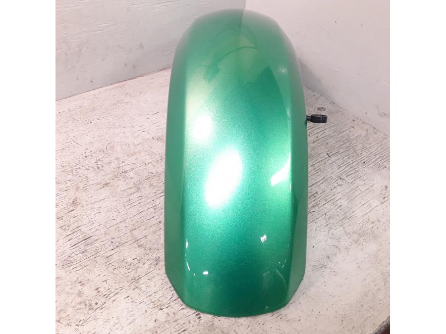 Höger sida på Framskärm från en Suzuki VZ 1600 -2005 motorcykel.