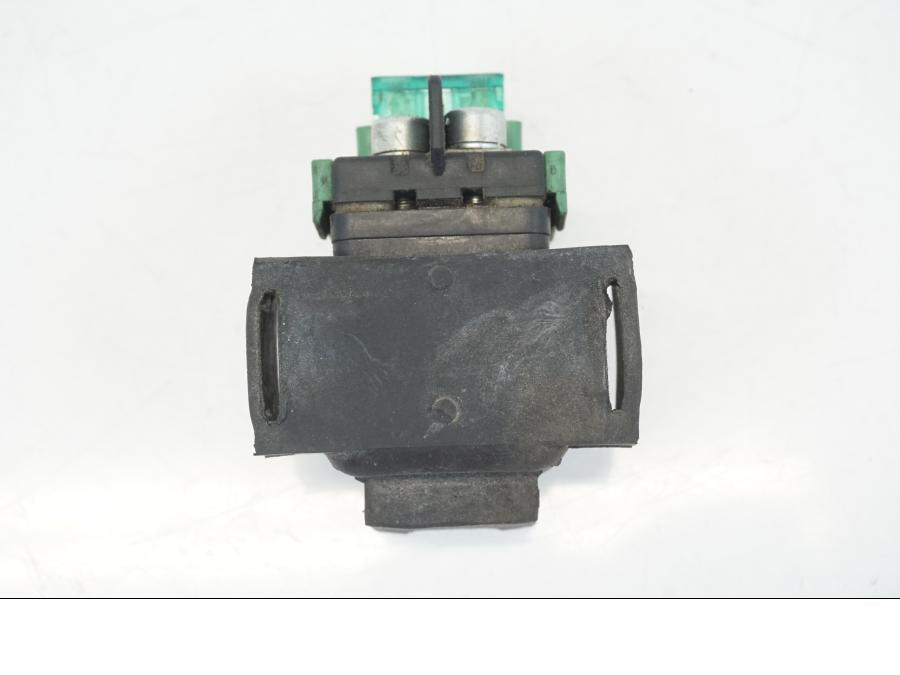 Snett nerifrån på Startrelä från en Honda CB 750 -2002 motorcykel.