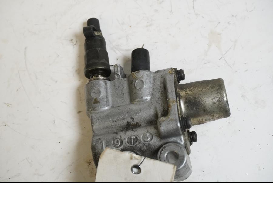 Baksidan på Bromsfördelare från en Honda VFR 800 -2000 motorcykel.