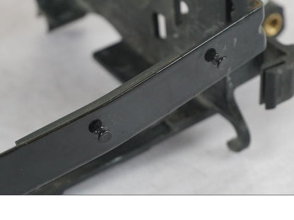 Baksidan på Batterihållare från en H-D Sportster 883 XL -2007 motorcykel.