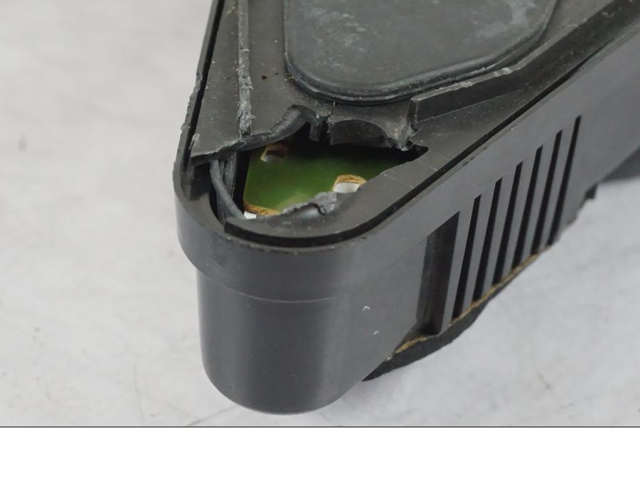 Extrabild1 på <p>Instrumentpanel från Suzuki SV 650 S 2001.</p>

<p>Finns ett mindre märke i ”glaset” som man känner, ett fäste är avbrutet på baksidan och själva det fäste och plastbiten saknas!</p> motorcykel.