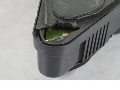 Extrabild1 på <p>Instrumentpanel från Suzuki SV 650 S 2001.</p>

<p>Finns ett mindre märke i ”glaset” som man känner, ett fäste är avbrutet på baksidan och själva det fäste och plastbiten saknas!</p> motorcykel.