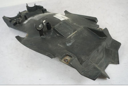 Snett nerifrån på Undertail från en BMW R 1200 R -2007 motorcykel.