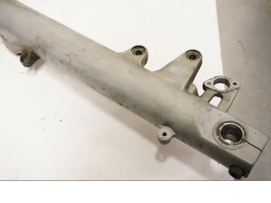 Baksidan på Gaffelben från en BMW R 1150 RT -2003 motorcykel.