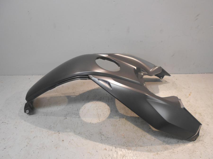 Framsidan på Bensintankskåpa från en BMW K 1600 -2015 motorcykel.