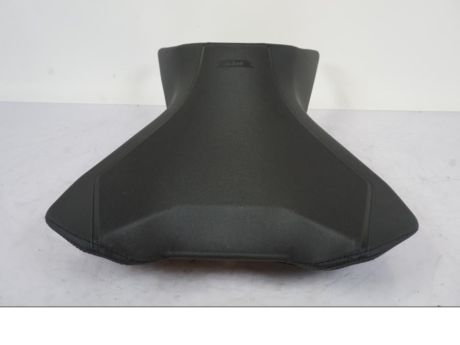 Höger sida på Sadel från en KTM 1290 Super Duke -2019 motorcykel.