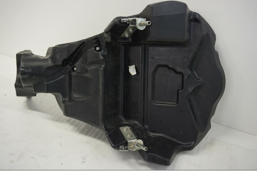 Snett uppifrån på Bensintank från en Ducati Monster 696 -2008 motorcykel.