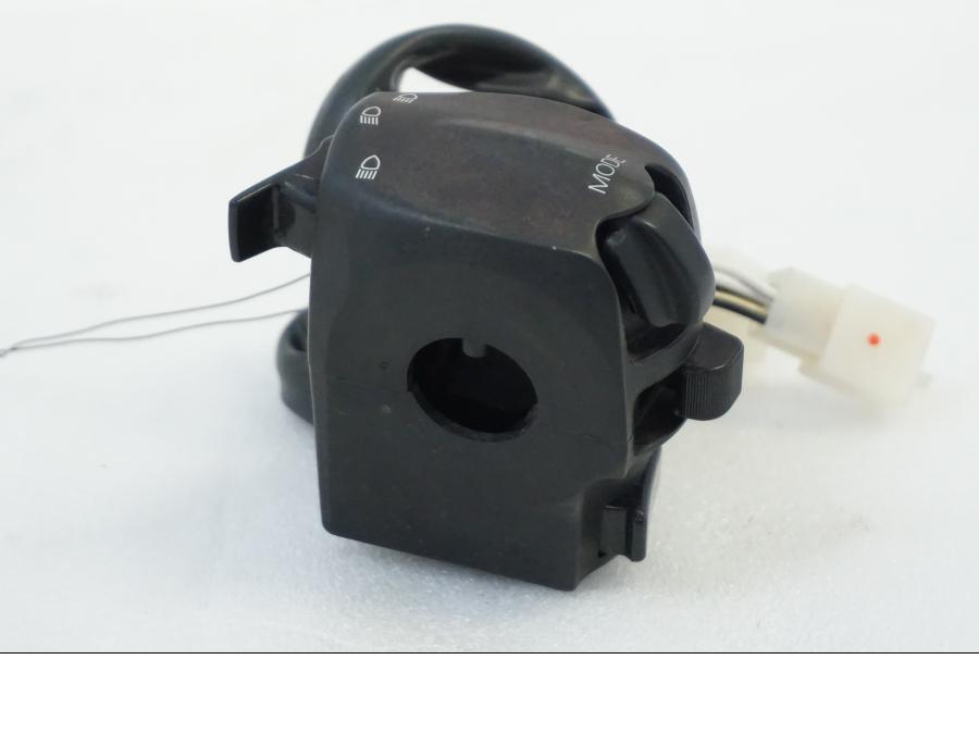 Höger sida på Styrelreglage från en Aprilia RSV 1000 -2010 motorcykel.