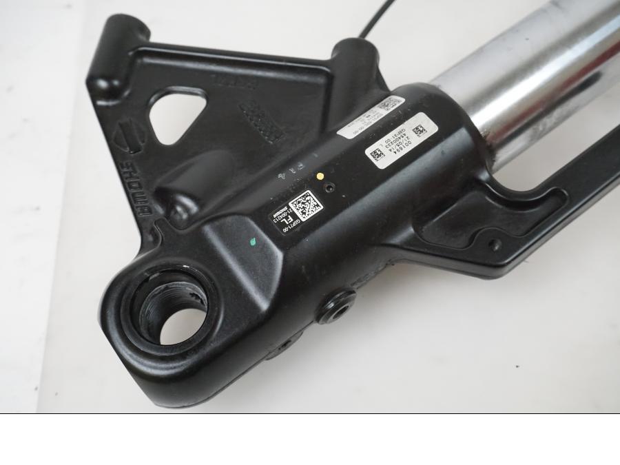 Höger sida på Gaffelben från en H-D Adventure Pan America Special RA1250S -2021 motorcykel.