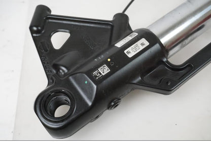 Höger sida på Gaffelben från en H-D Adventure Pan America Special RA1250S -2021 motorcykel.