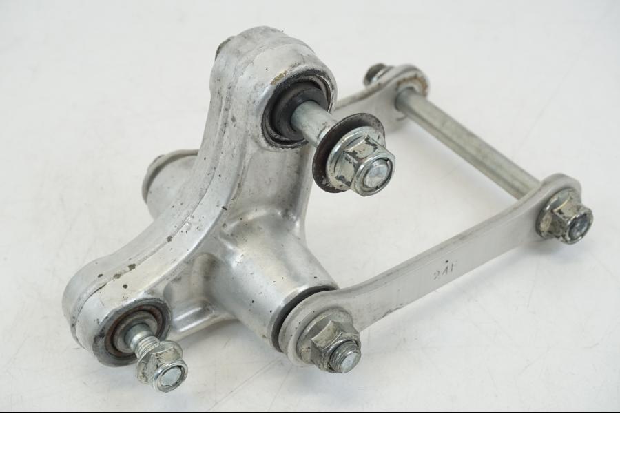 Framsidan på Stötdämparlänkage från en Suzuki GSX 1300 R -2017 motorcykel.