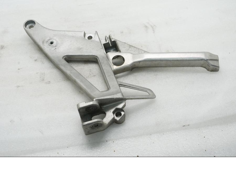 Framsidan på Fotpinnefäste från en Honda VFR 750 -1990 motorcykel.