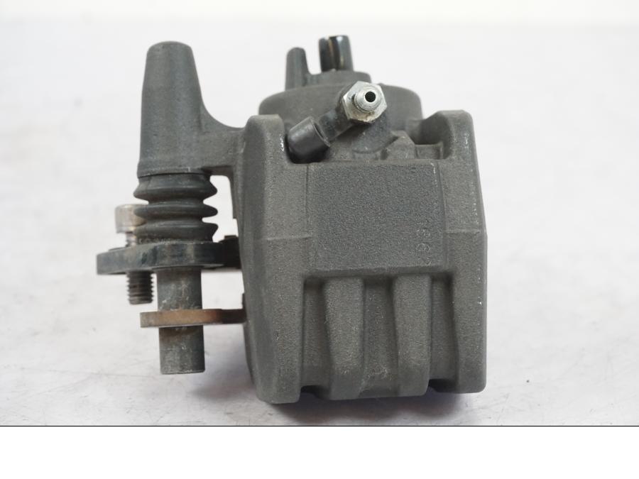 Snett nerifrån på Bromsok från en Kawasaki ER-6N -2016 motorcykel.