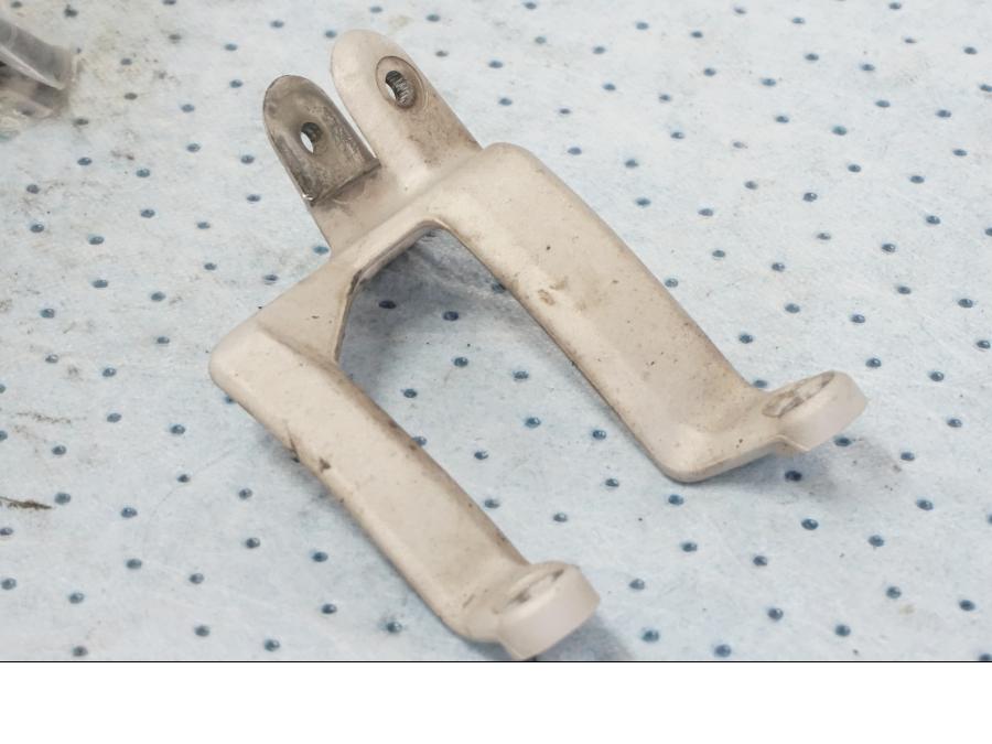 Snett uppifrån på Fotpinnefäste från en KTM 690 Duke -2008 motorcykel.