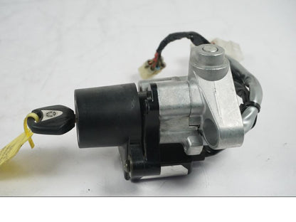 Baksidan på Låssats från en Yamaha XVS 1100 -2003 motorcykel.