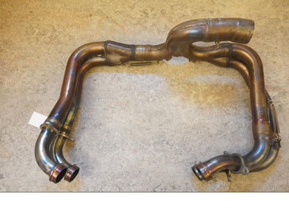 Baksidan på Grenrör från en Aprilia Tuono V4R -2018 motorcykel.