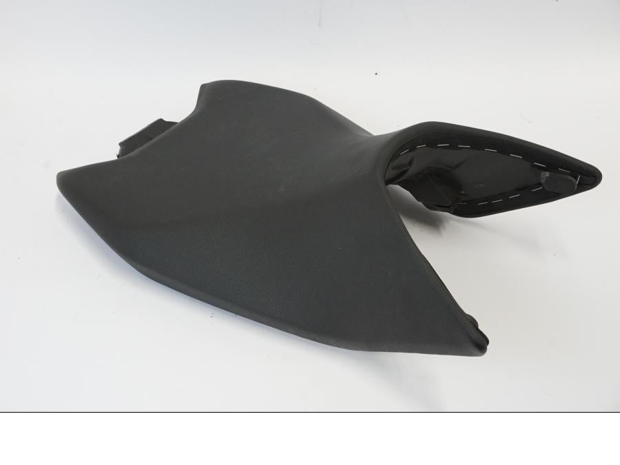 Framsidan på Sadel från en KTM 690 Duke -2016 motorcykel.