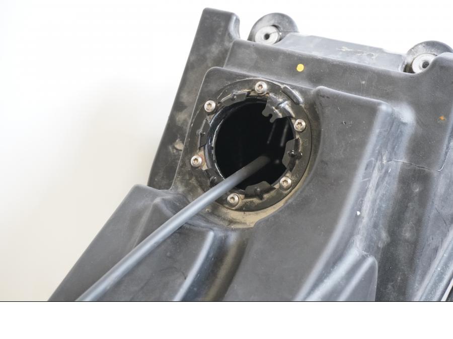 Höger sida på Bensintank från en Husqvarna TR 650 Strada -2012 motorcykel.