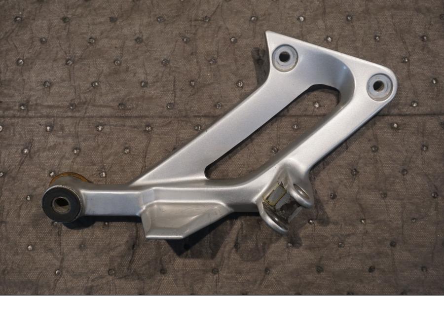 Framsidan på Fotpinnefäste från en Yamaha FJR 1300 -2004 motorcykel.