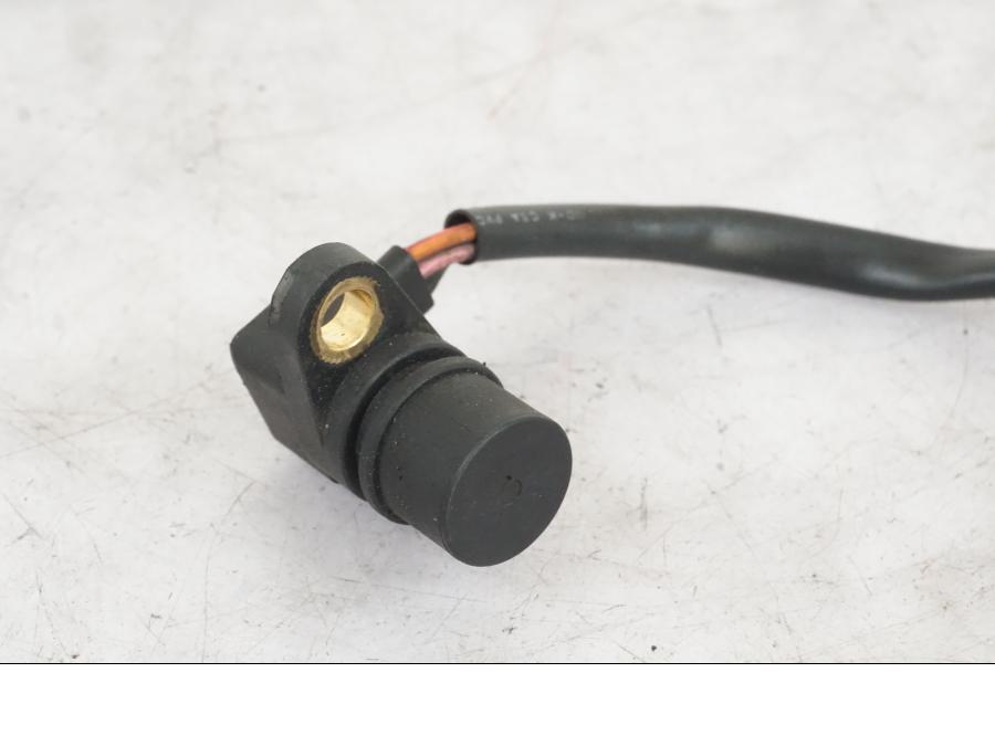 Baksidan på Hastighetsgivare från en Yamaha XVS 1100 -2000 motorcykel.